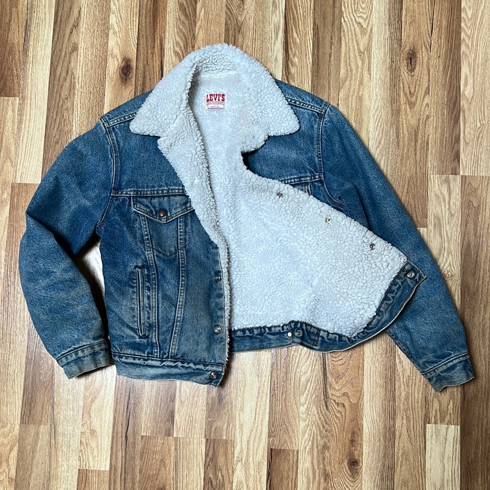 45 yr old Levi’s Jacket. White Fleece inside.         size: 40R Made in the USA.